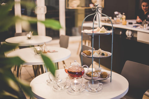 Die Ursprünge des Afternoon Teas: Eine Reise durch die Geschichte des Teetrinkens
