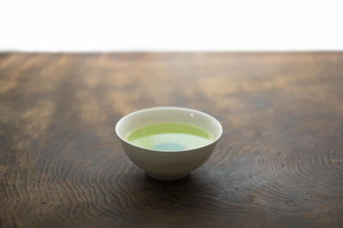 Weiße Teetasse mit Gyokuro Tee