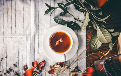 weiße Teetasse mit rotfarbenem Tee