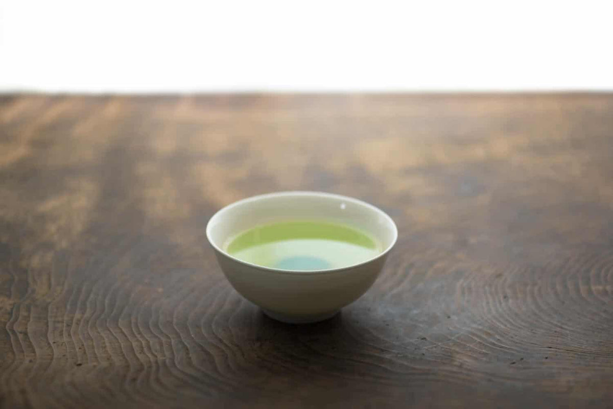 Weiße Teetasse mit Gyokuro Tee