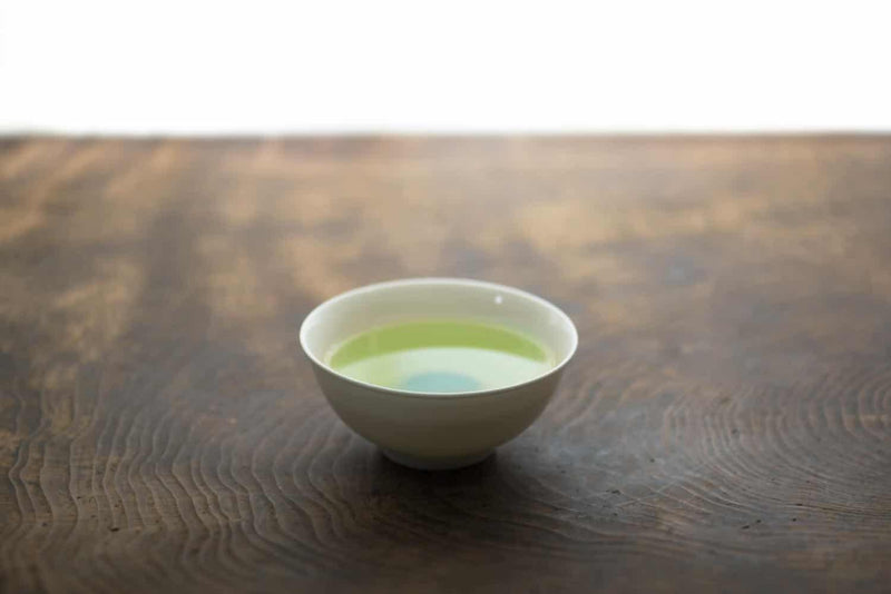 Weiße Teetasse mit Gyokuro Tee